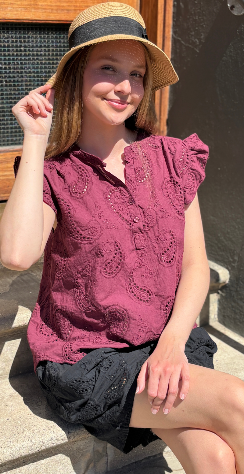 Isobel bluse med broderi anglaise og flæseærmer wine LikeLondon