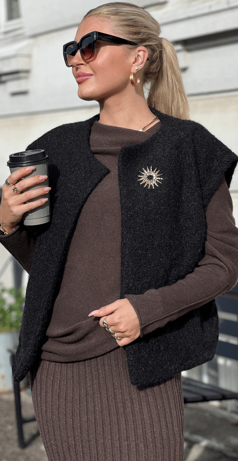Dana filtet vest med lommer og broche sort LikeLondon