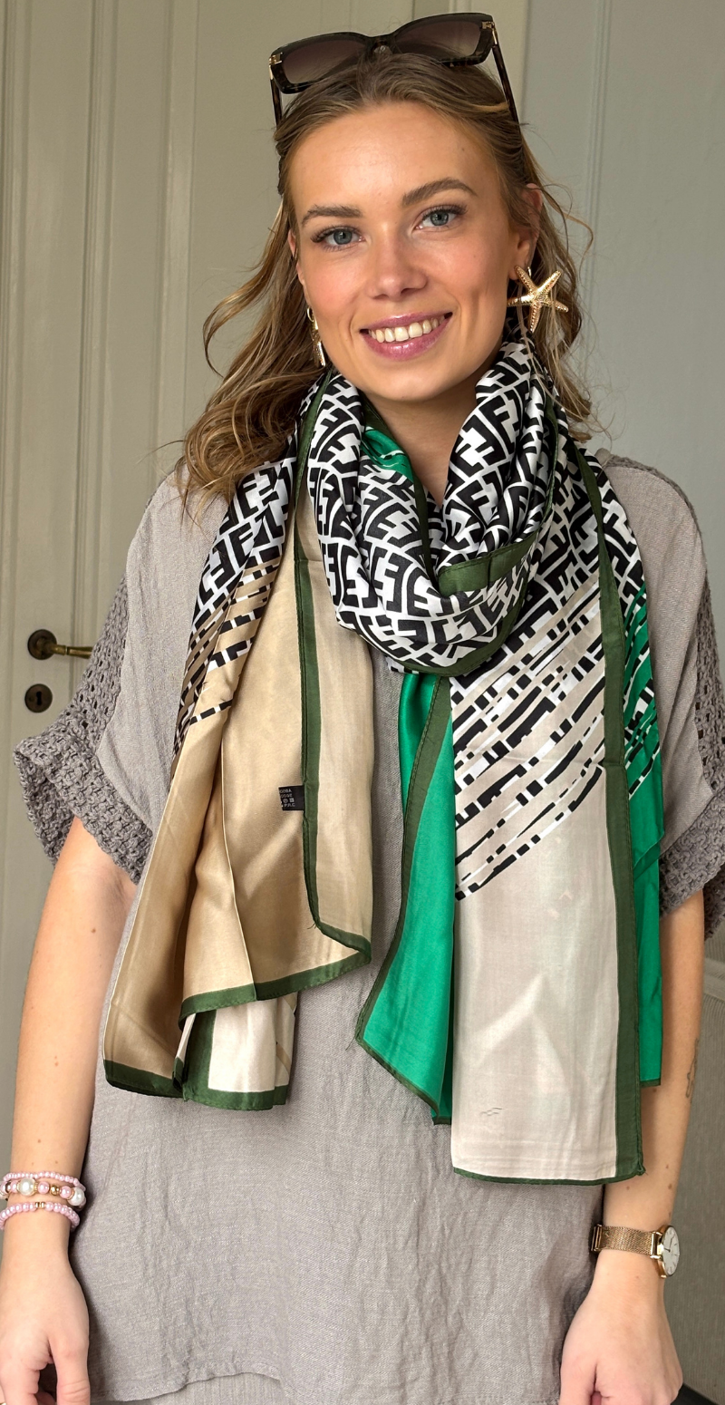 Tørklæde med "E" logo og farverigt print grøn LikeLondon