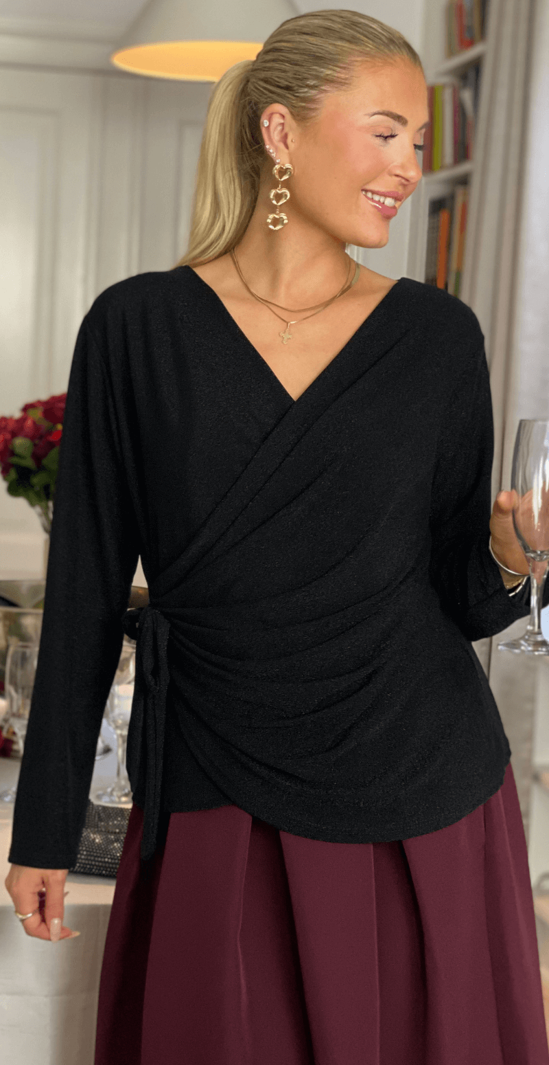 Nela glimmer bluse med wrap-effekt sort LikeLondon