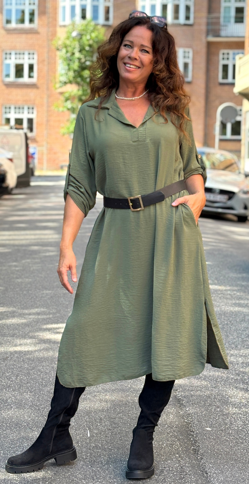 Tilly kjole med v-hals, krave og slids khaki LikeLondon