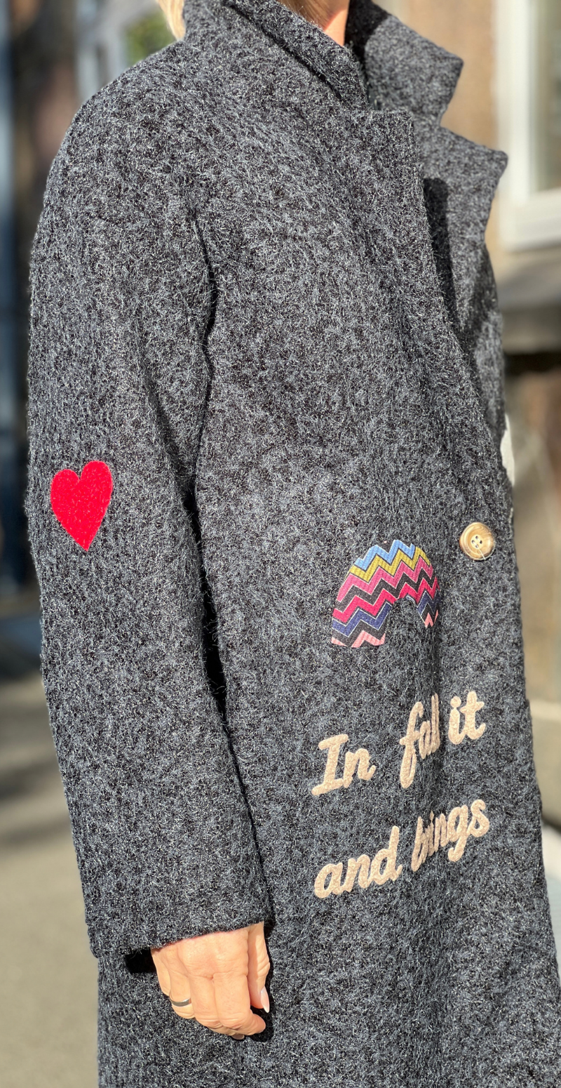 Bette frakke med patches sort LikeLondon