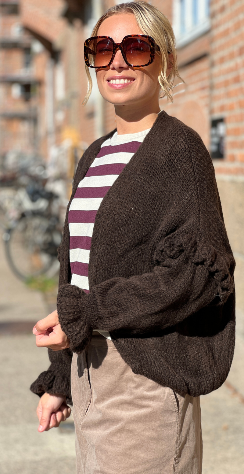 Skylar strikcardigan med flæsedetaljer på ærmet brun LikeLondon