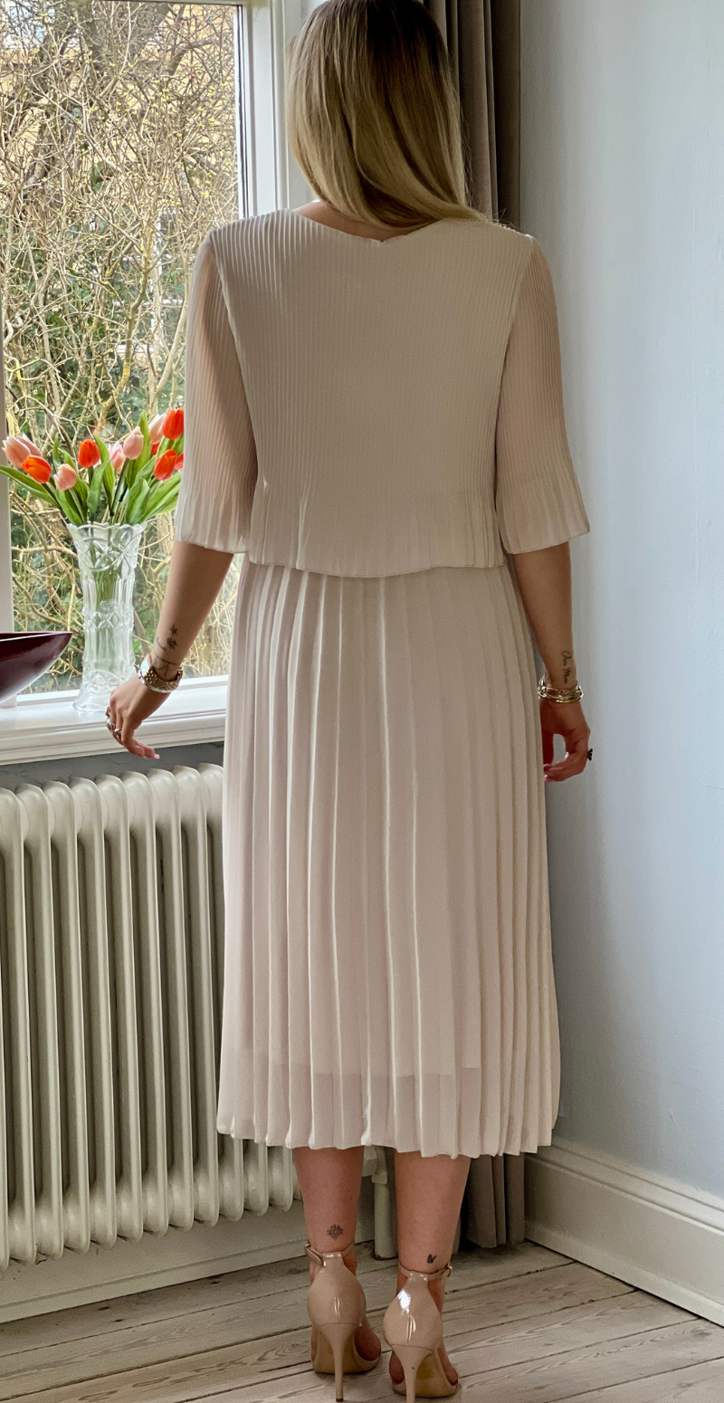 Carmen plisseret kjole med elastik i taljen beige LikeLondon