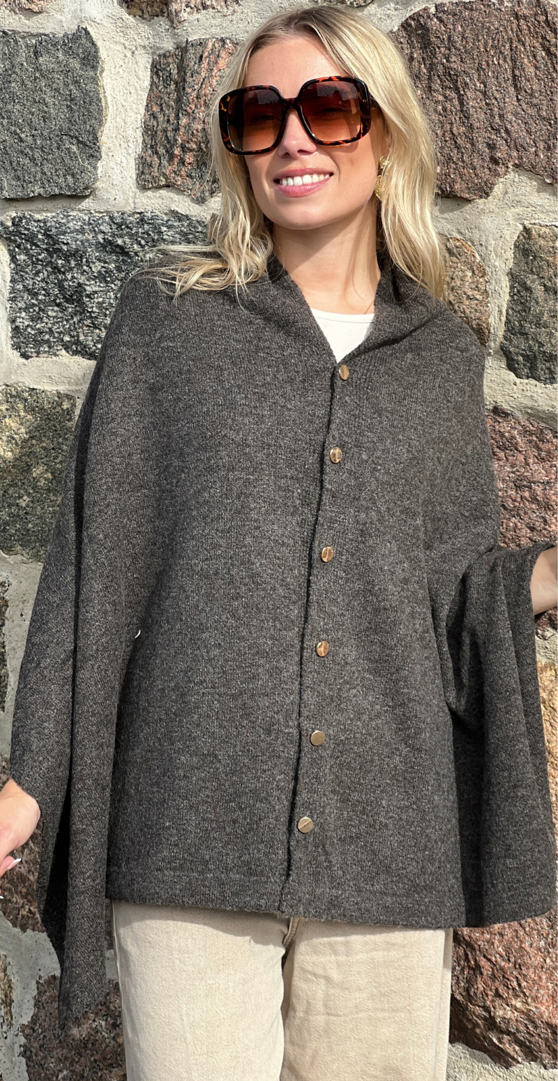 Uldponcho med guldknapper coffee LikeLondon
