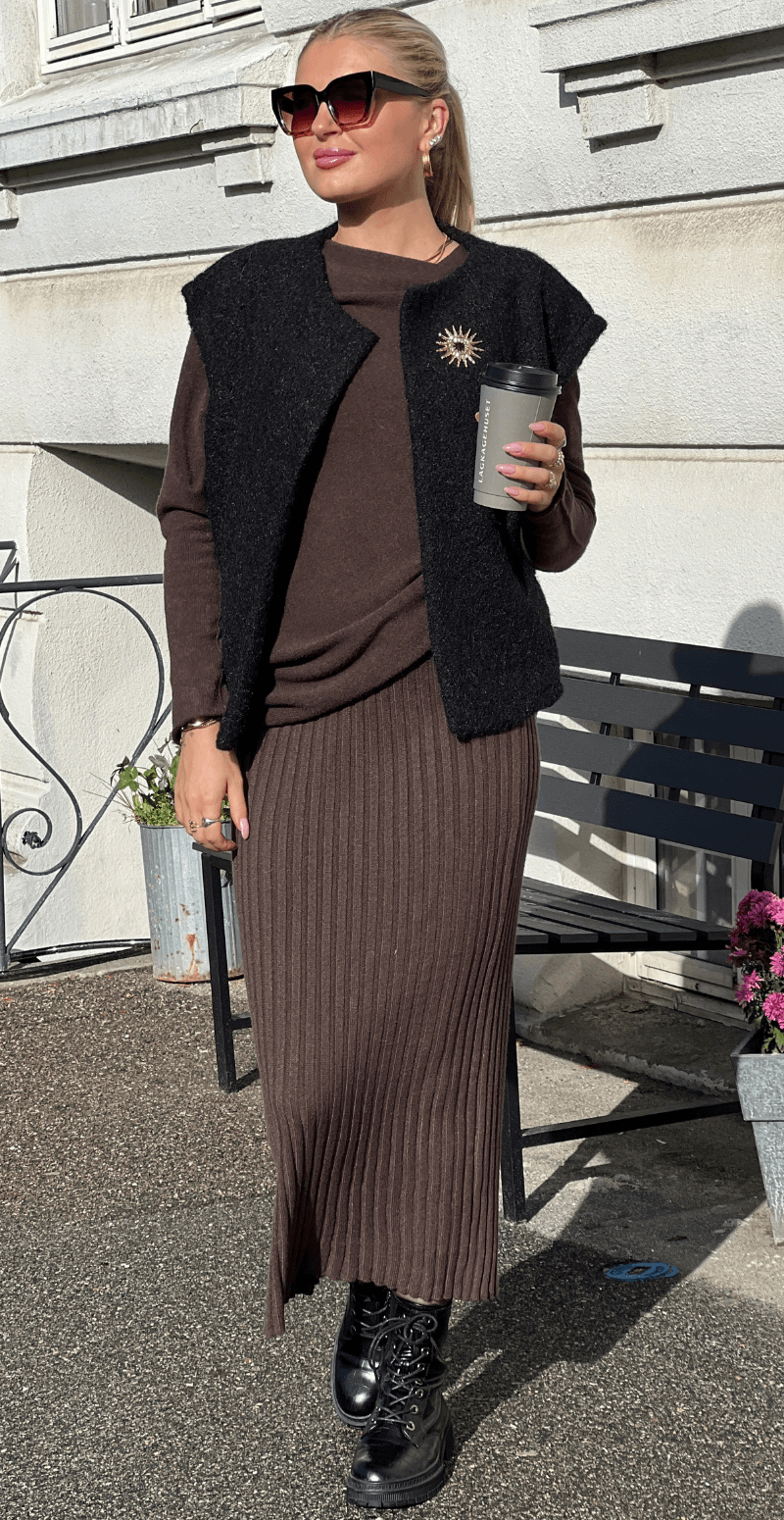 Dana filtet vest med lommer og broche sort LikeLondon
