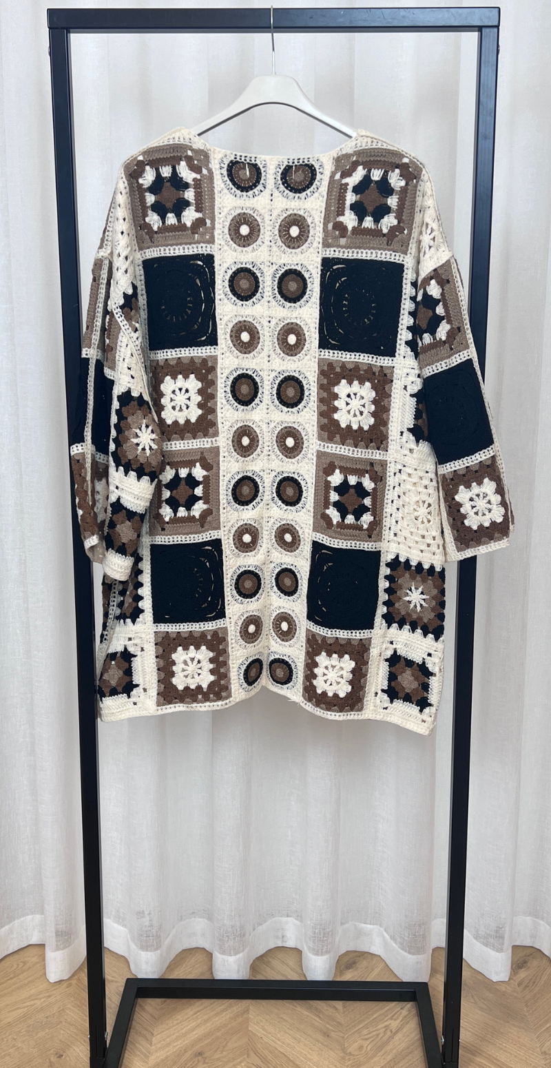 Ludmilla mellemlang cardigan med hæklet mønster sort LikeLondon