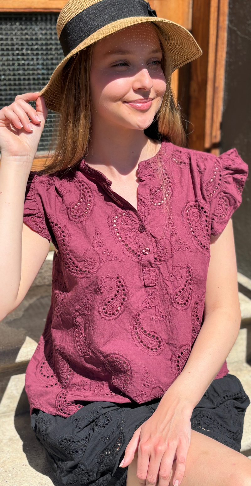 Isobel bluse med broderi anglaise og flæseærmer wine LikeLondon