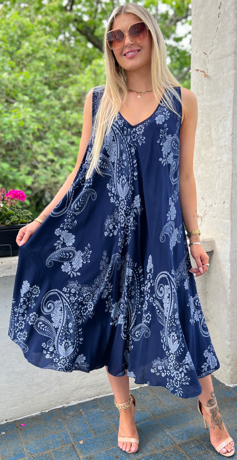Safina vidde kjole uden ærmer med paisleyprint navy LikeLondon