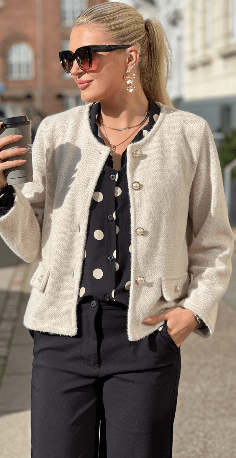 Forudbestil uge 41 Stephanie klassisk jakke med perlemorsknapper creme LikeLondon