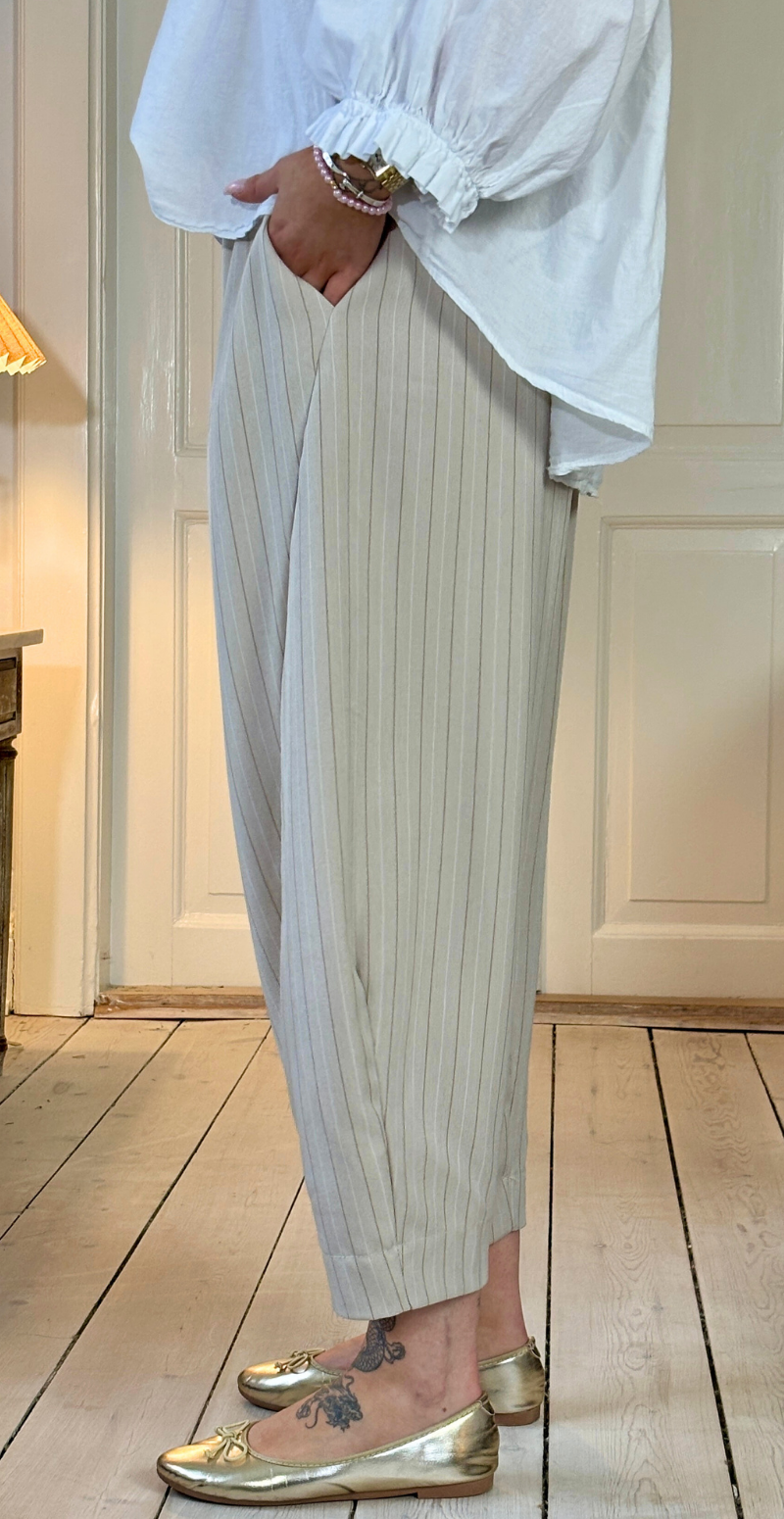 Cleo nålestribet buks i barrel-fit beige LikeLondon