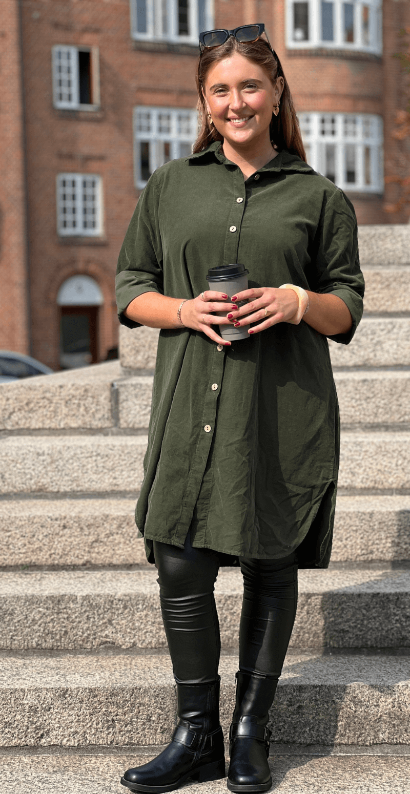Forudbestil uge39 Danica fløjls kjole-tunika med knapstolpe army LikeLondon