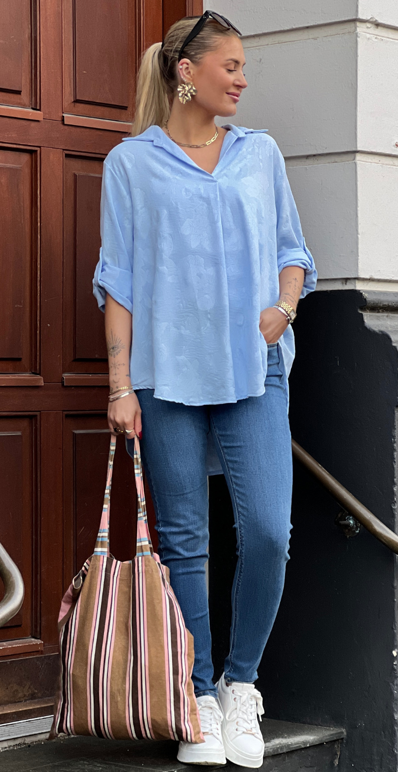 Amanda bluse med præget mønster og krave celeste LikeLondon