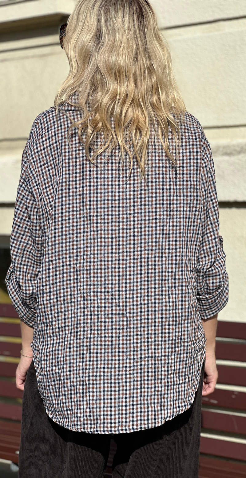 Ellen gennemknappet skjorte med små tern navyblue LikeLondon