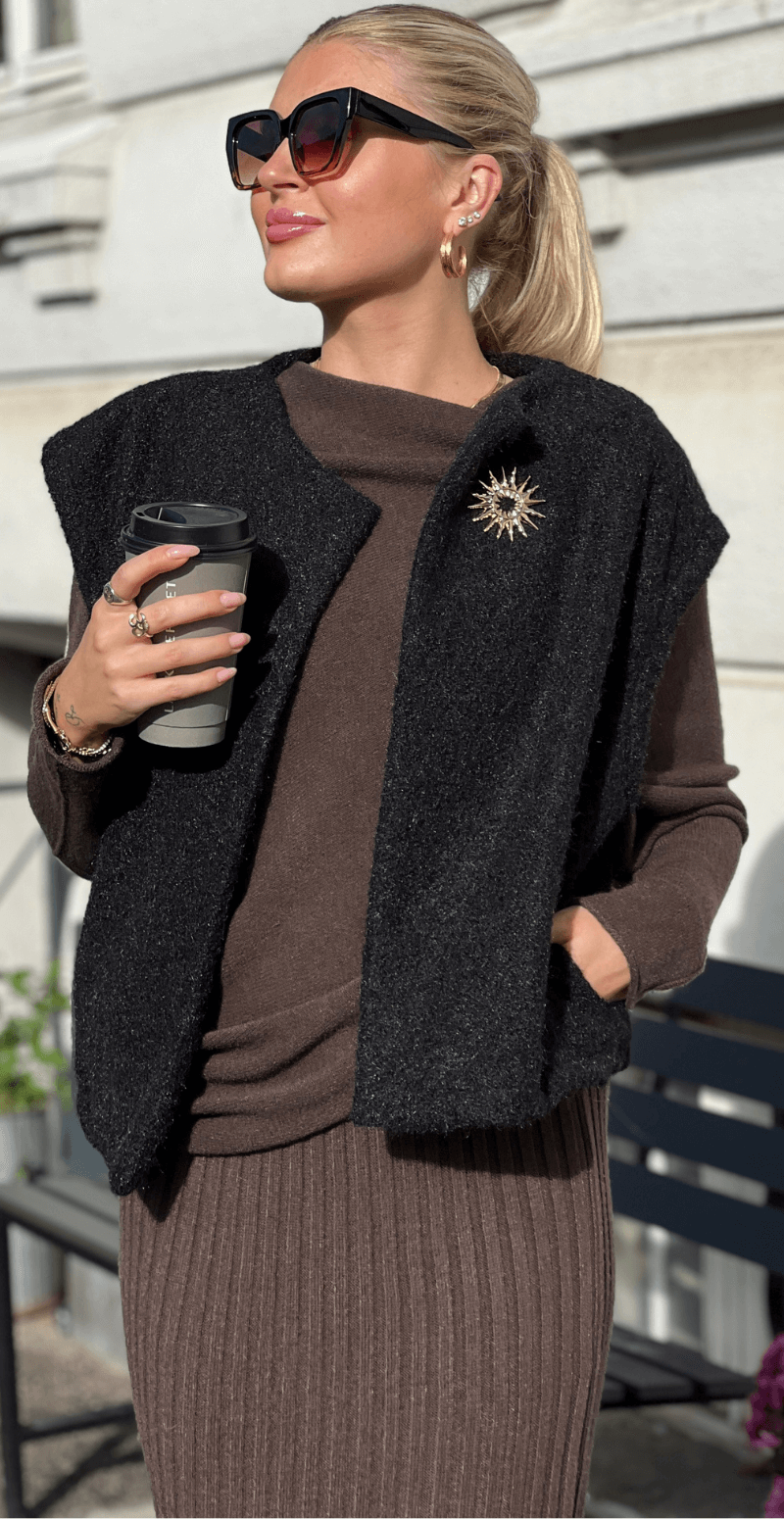Dana filtet vest med lommer og broche sort LikeLondon