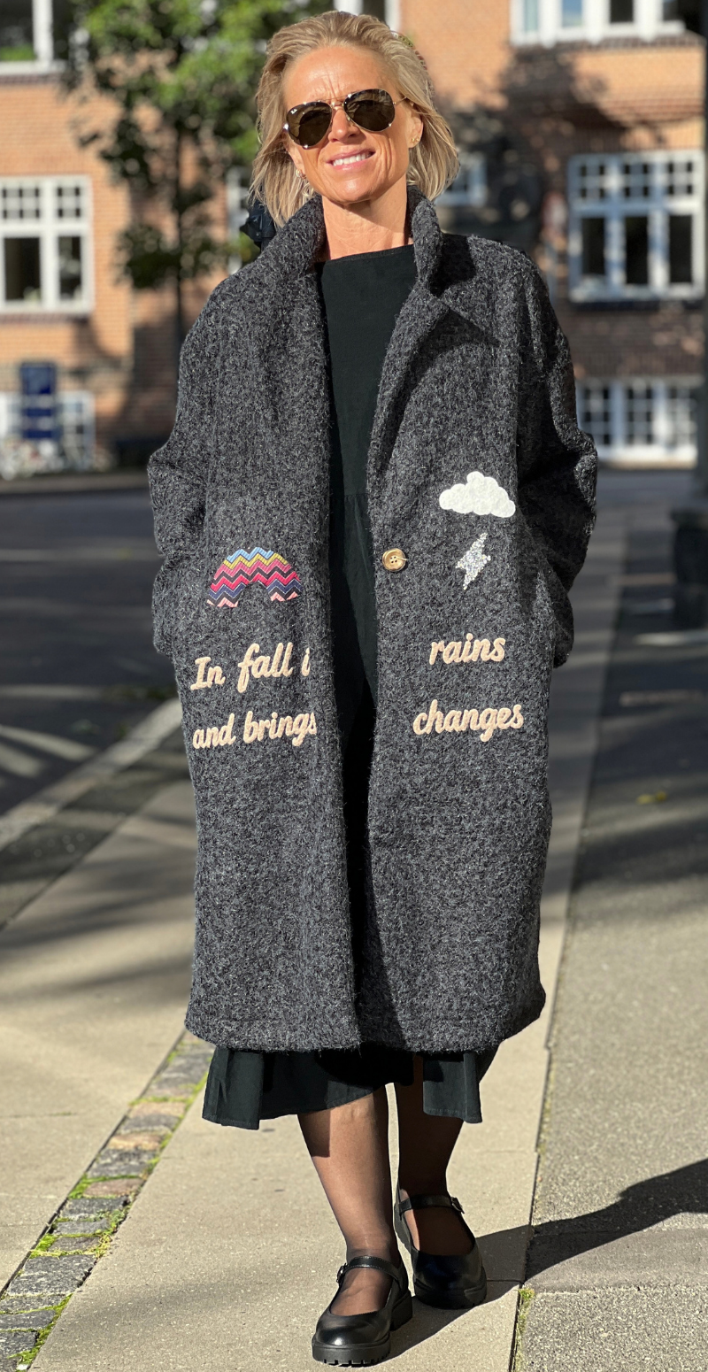 Bette frakke med patches sort LikeLondon