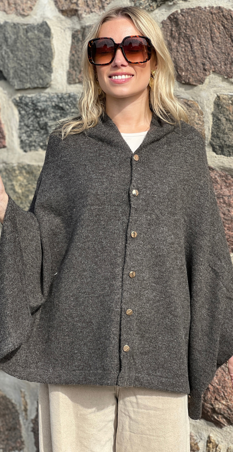 Uldponcho med guldknapper coffee LikeLondon