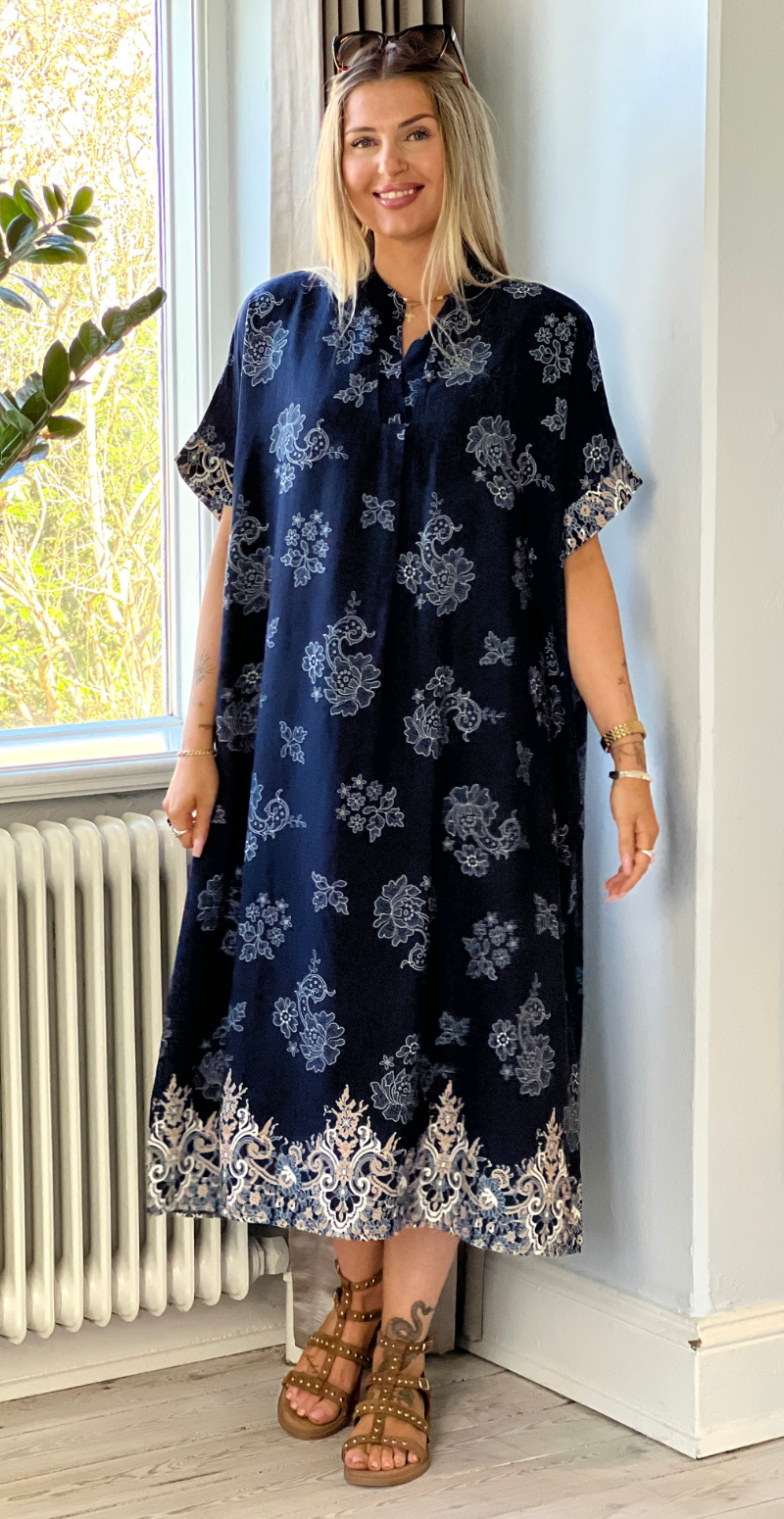 Mai kjole med blomsterprint og v-hals navy LikeLondon