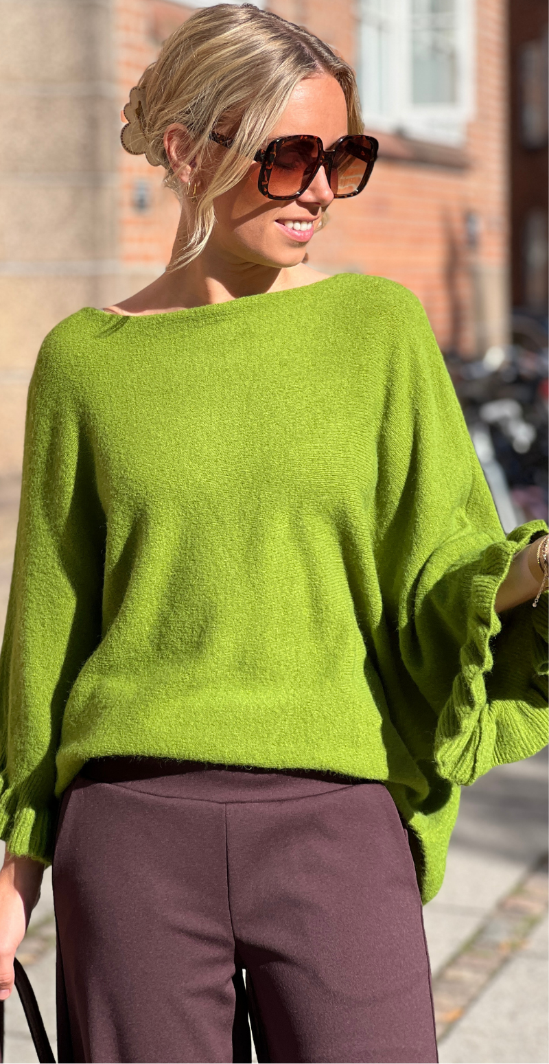 Louise strikbluse i baby alpaca med flæsedetaljer og 3/4 ærmer olive LikeLondon