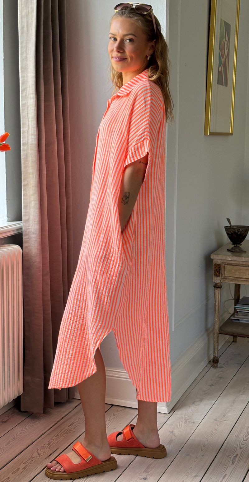 Ilia gennemknappet og stribet kjole i musselin orange LikeLondon