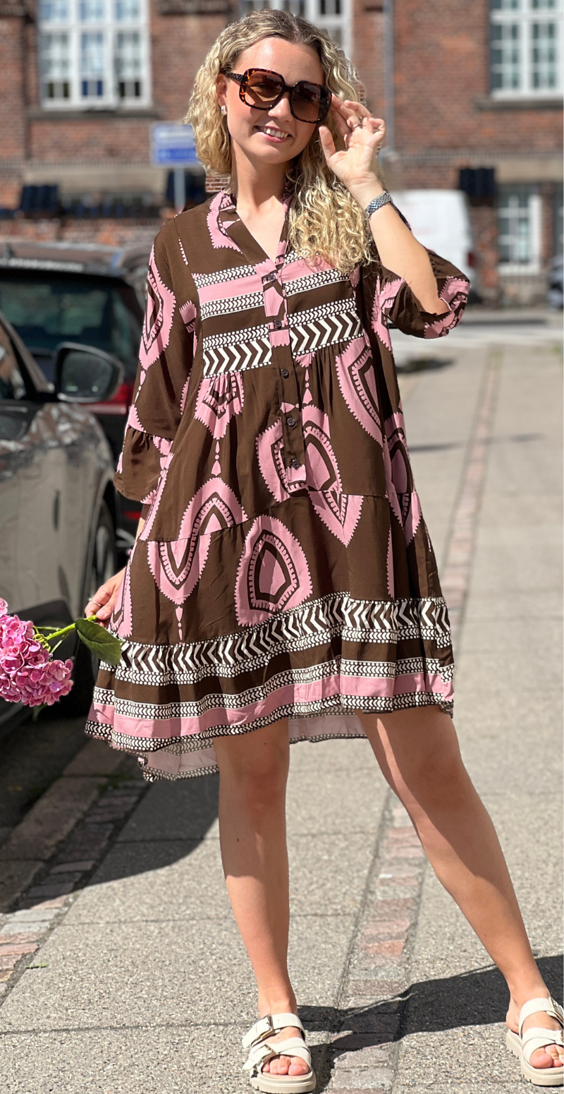 Nethe kort kjole med knapper og grafisk mønster rosa LikeLondon