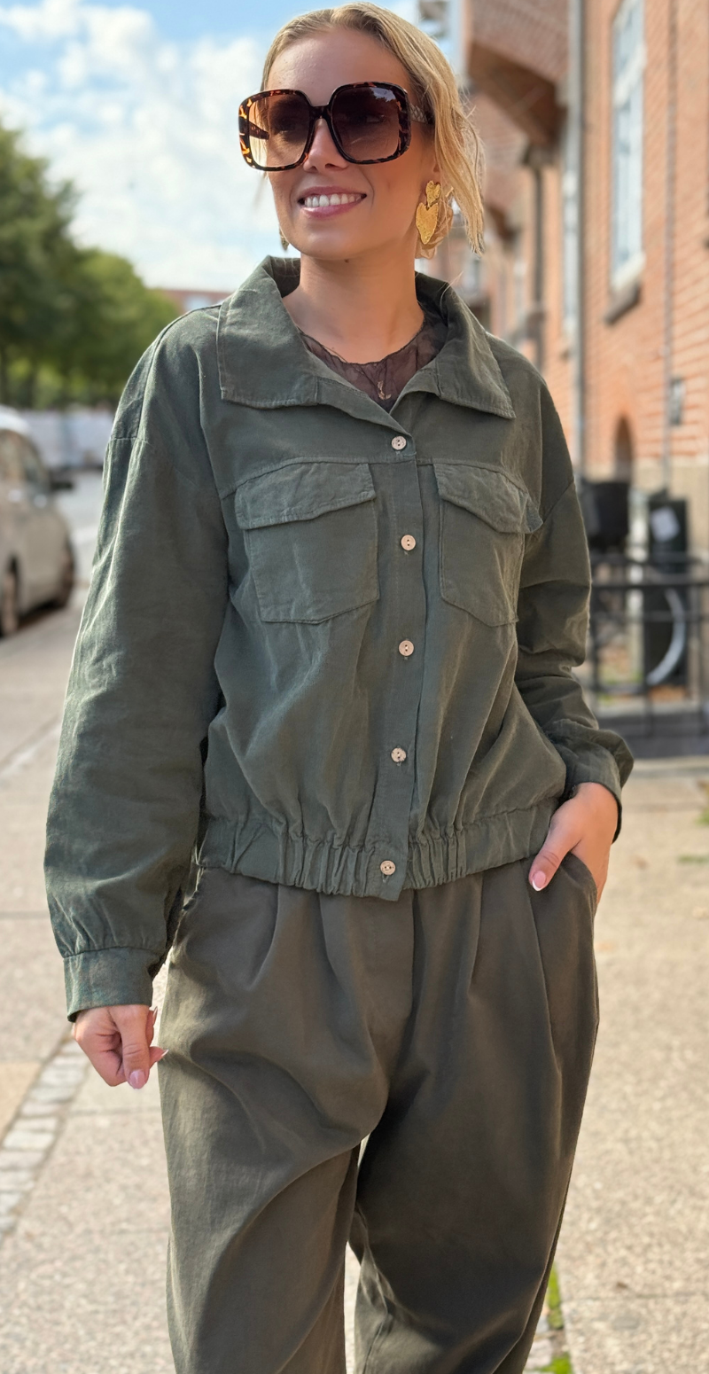 Olivia kort fløjlsjakke med træknapper og elastikkant khaki LikeLondon