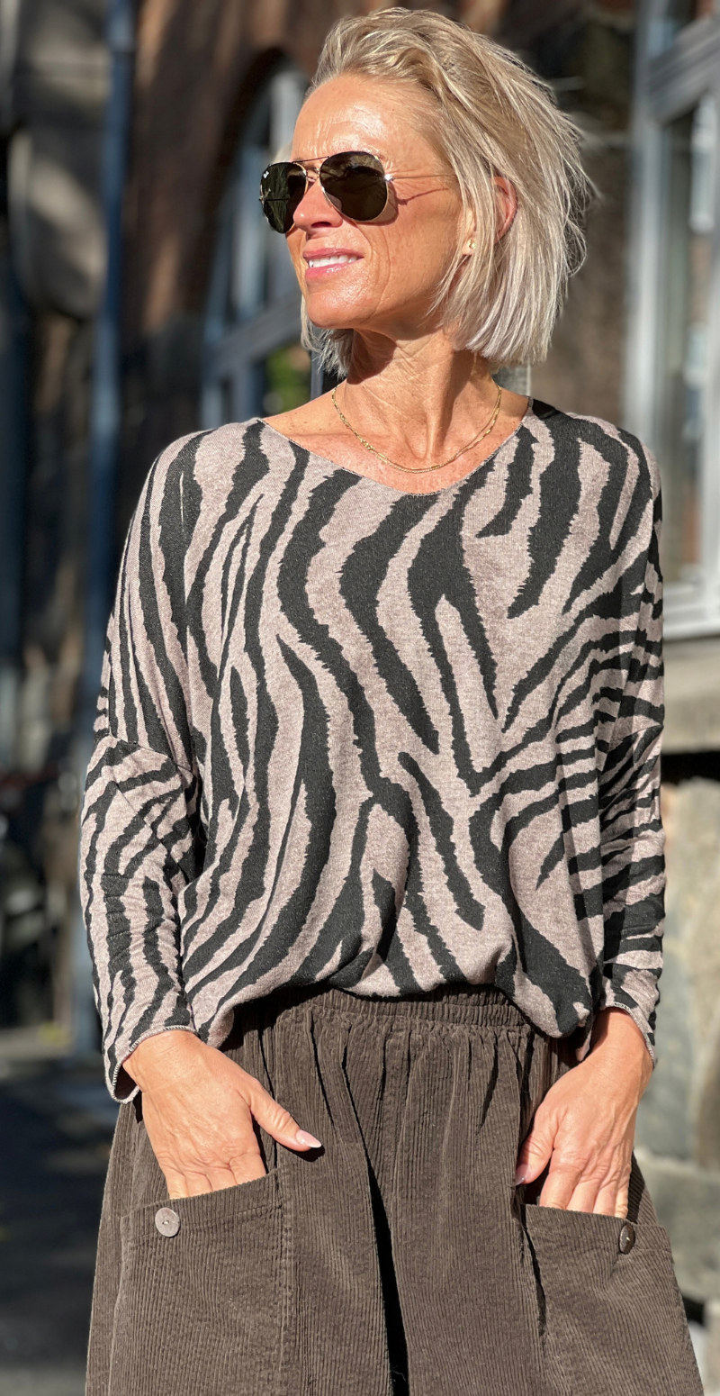 Zika bluse med v-hals og zebraprint fango LikeLondon