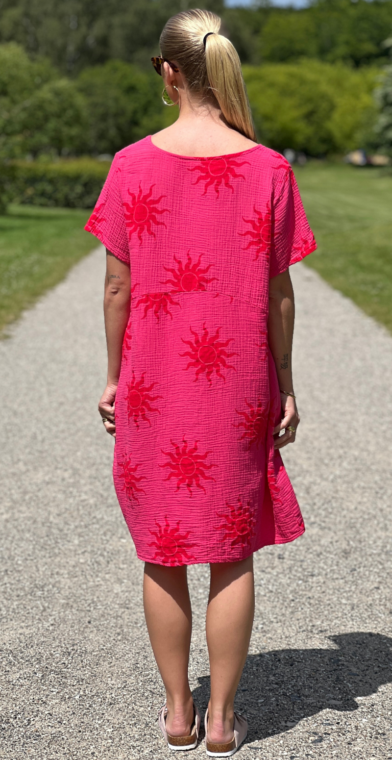 Sue pink kjole med røde sole LikeLondon