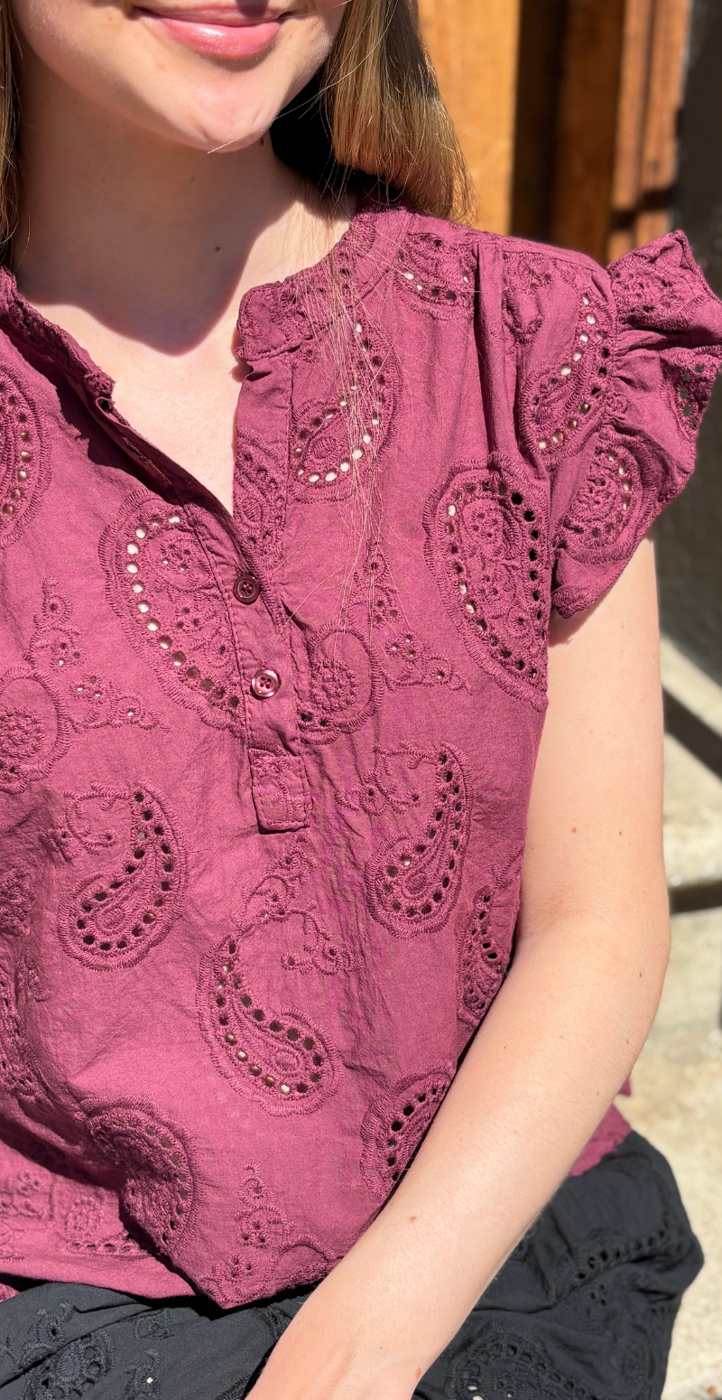 Isobel bluse med broderi anglaise og flæseærmer wine LikeLondon