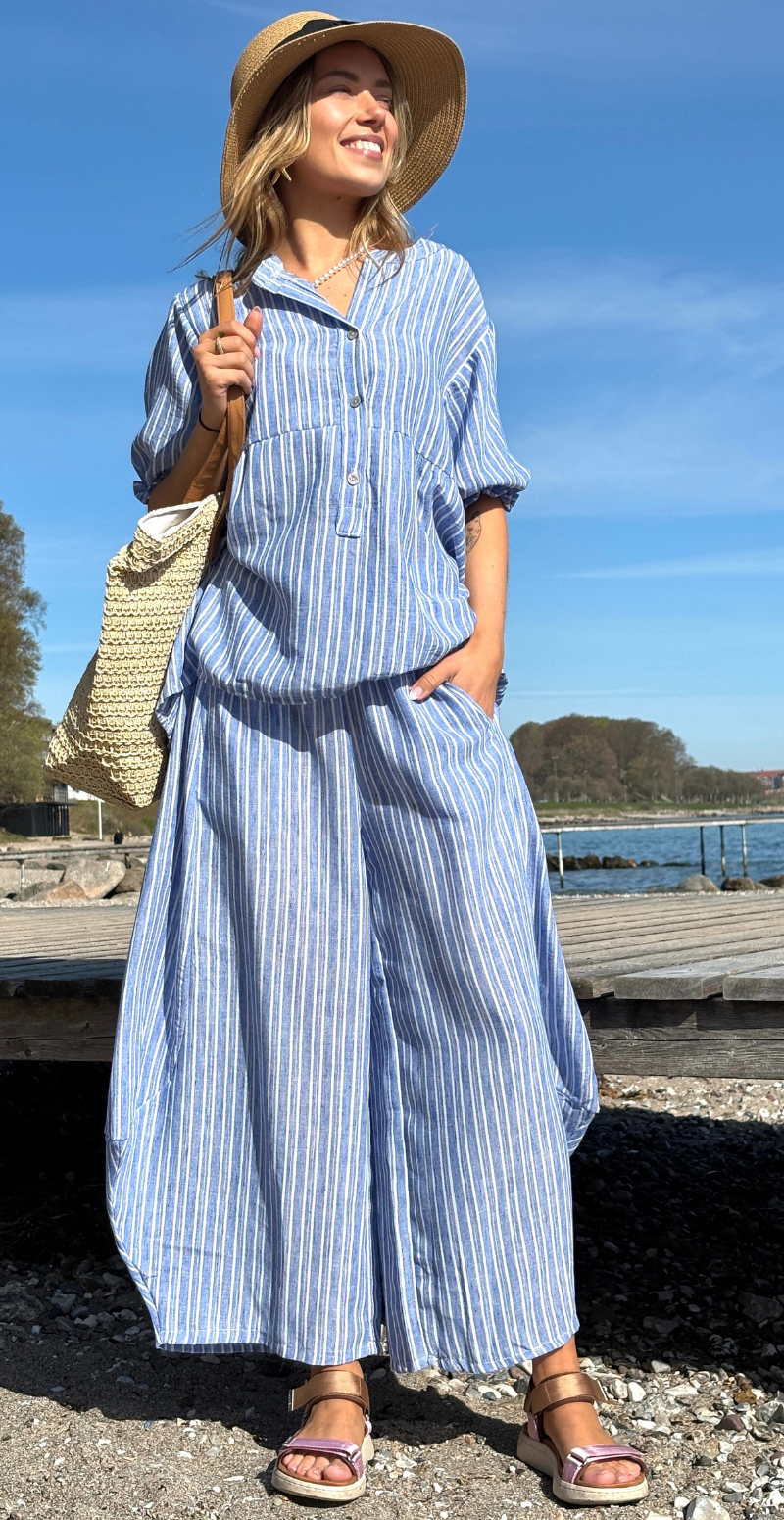 Merle stribet bluse med pufærmer og stolpelukning blå LikeLondon