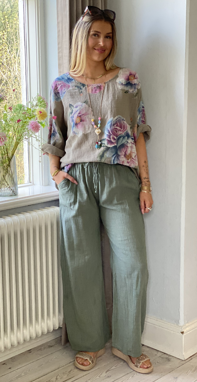 Feodora blomstret bluse med vidde og halskæde fango LikeLondon