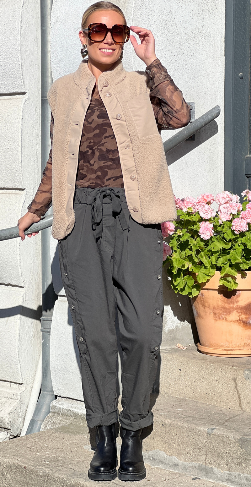 Onyx vest i teddy med brystlomme og knapper beige LikeLondon