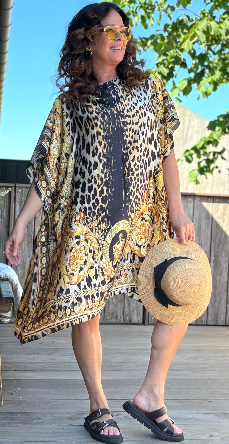Sarong med leoprint og bådudskæring sort LikeLondon