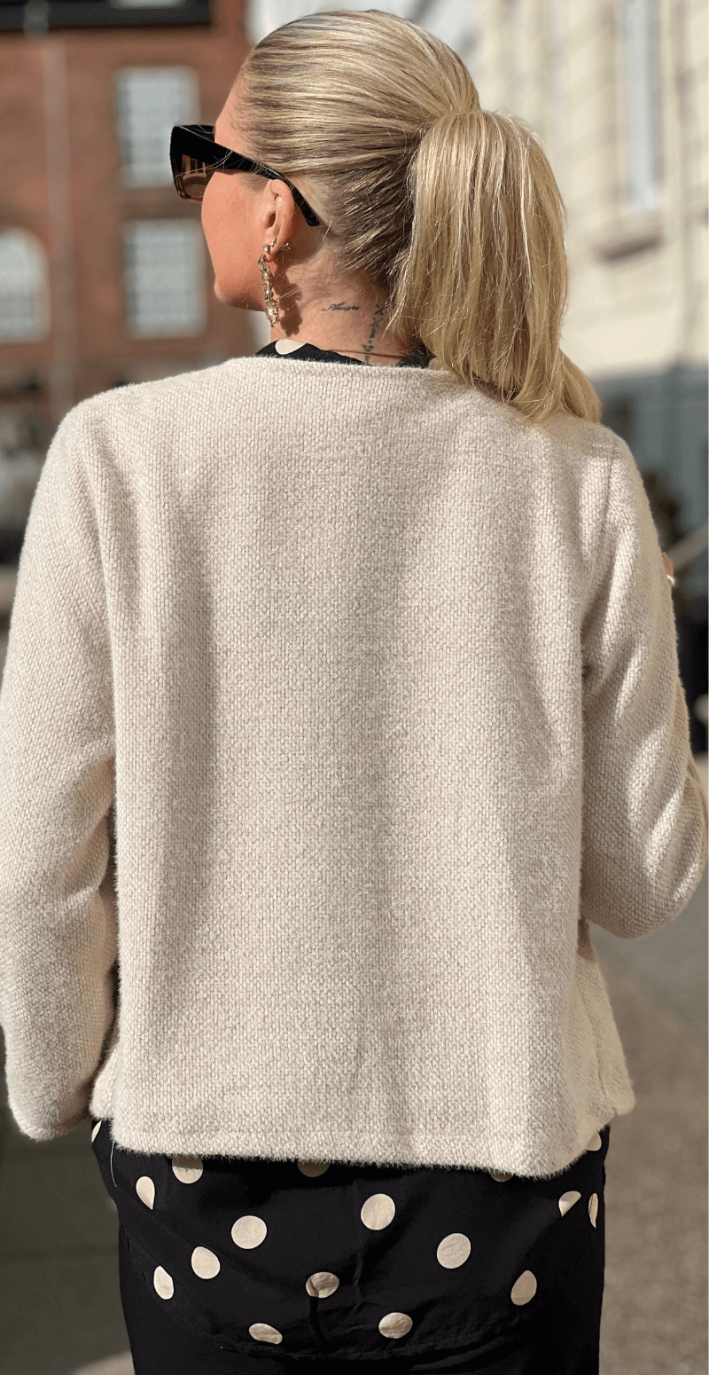 Forudbestil uge 41 Stephanie klassisk jakke med perlemorsknapper creme LikeLondon
