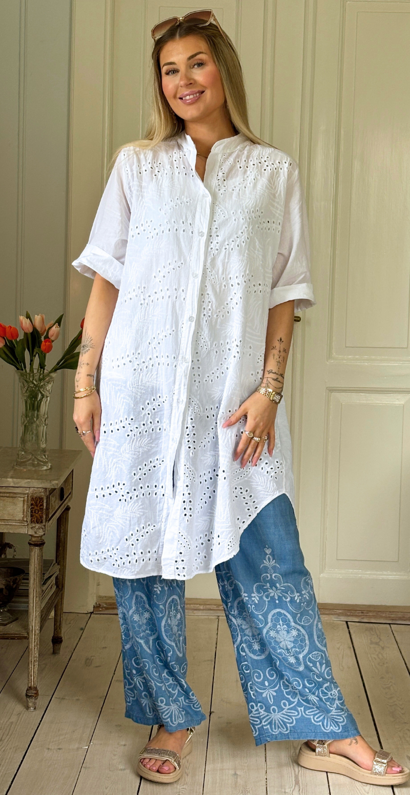 Amy kjole-tunika med knapper og broderi anglaise hvid LikeLondon