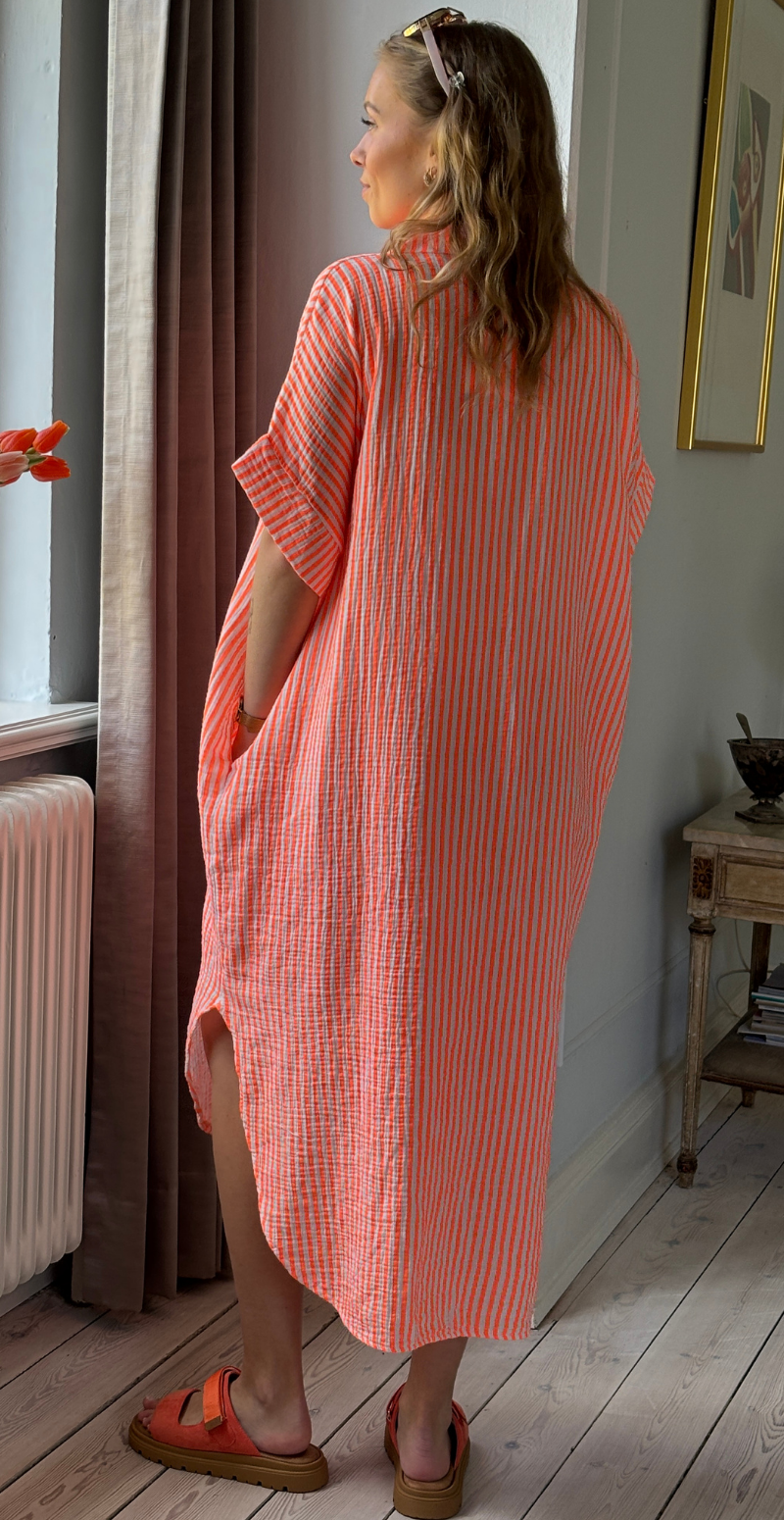 Ilia gennemknappet og stribet kjole i musselin orange LikeLondon