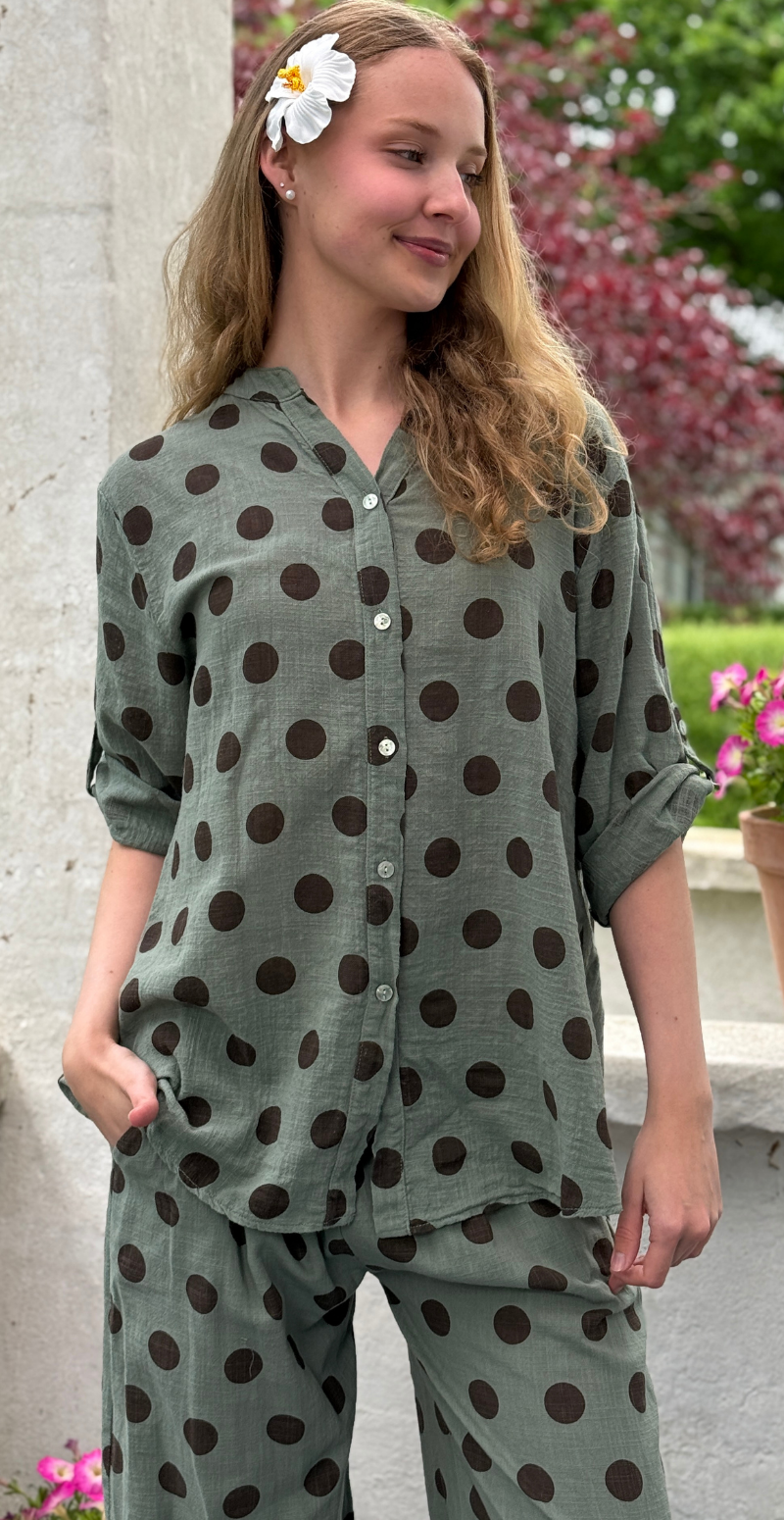 Alice skjorte med store prikker og opsmøg på ærmet khaki LikeLondon