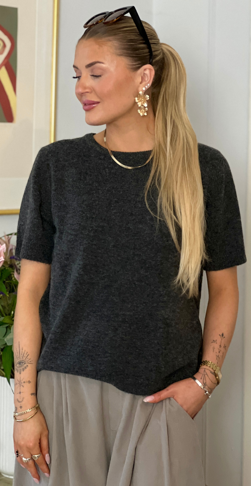 Ejda uldstrik med korte ærmer antracit LikeLondon