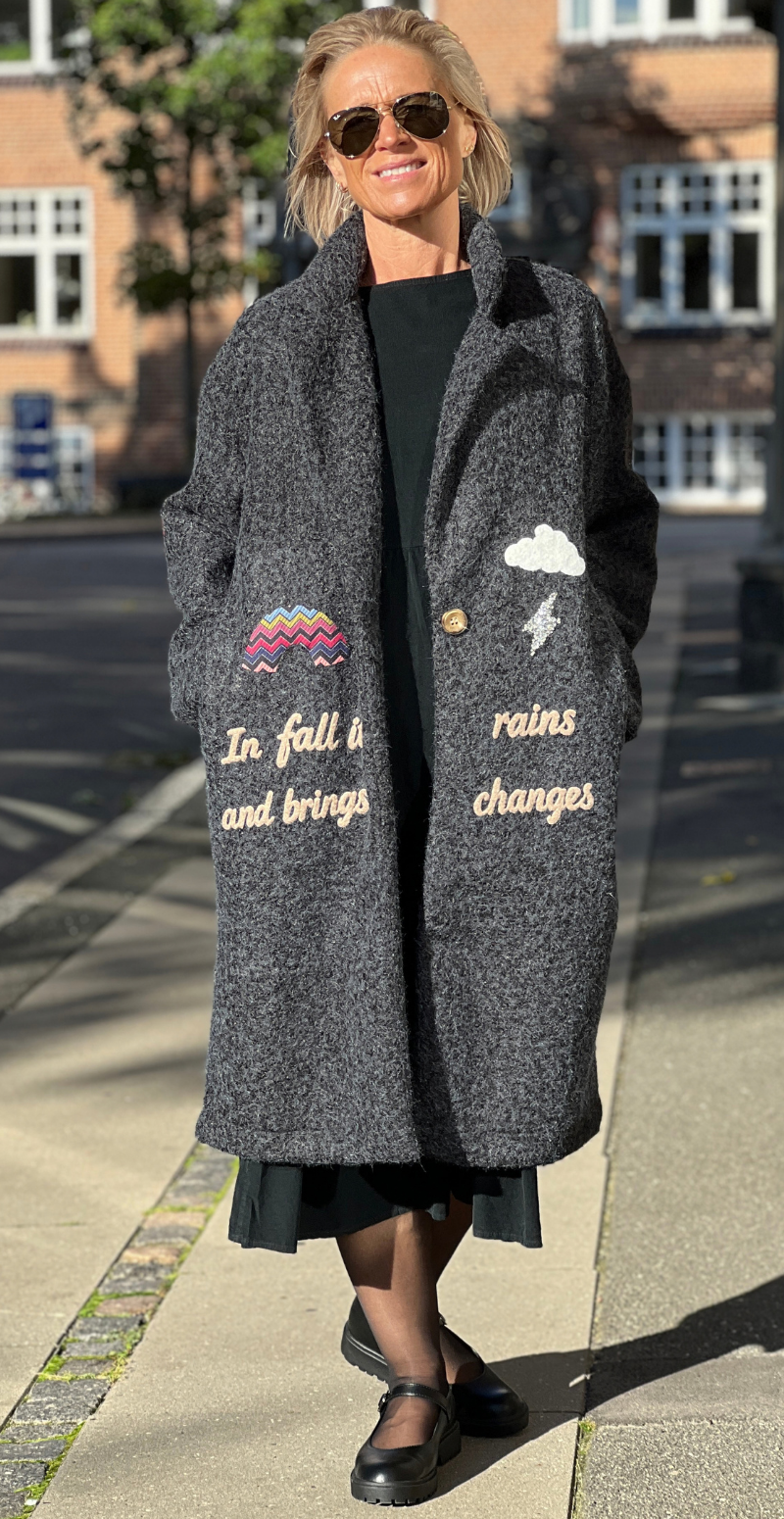 Bette frakke med patches sort LikeLondon