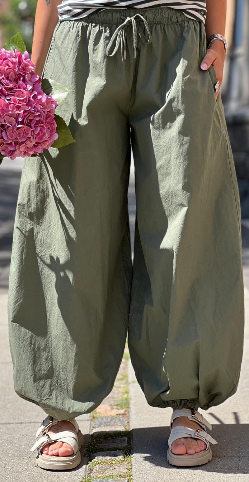 Marla ballonbukser med snøre og elastik i taljen khaki LikeLondon