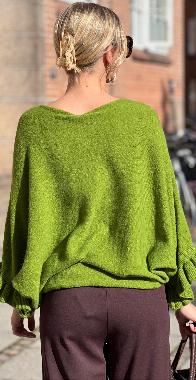 Louise strikbluse i baby alpaca med flæsedetaljer og 3/4 ærmer olive LikeLondon