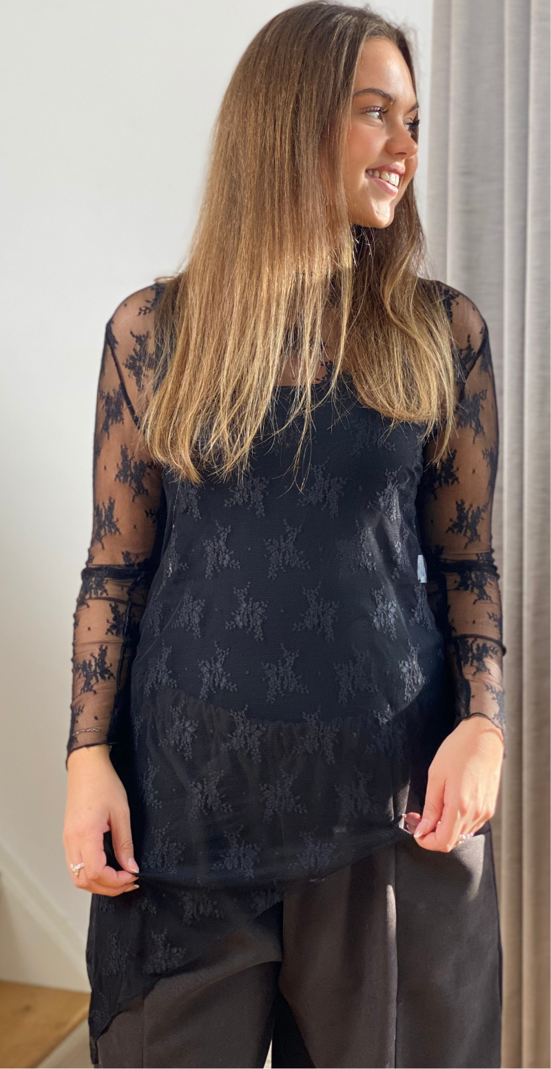 Thea blondebluse med asymmetrisk snit og broderi sort LikeLondon