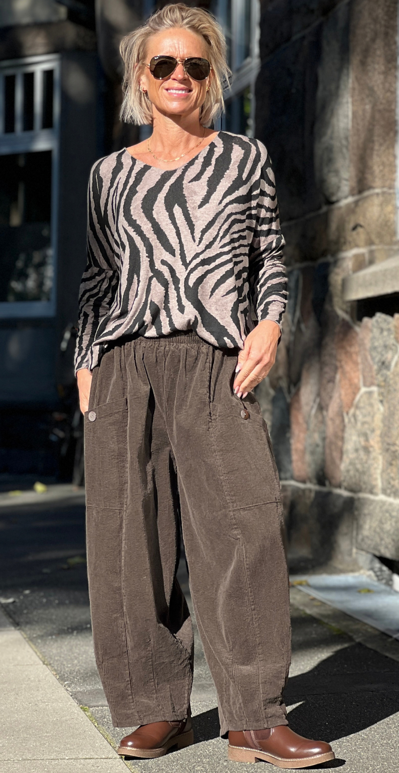 Zika bluse med v-hals og zebraprint fango LikeLondon