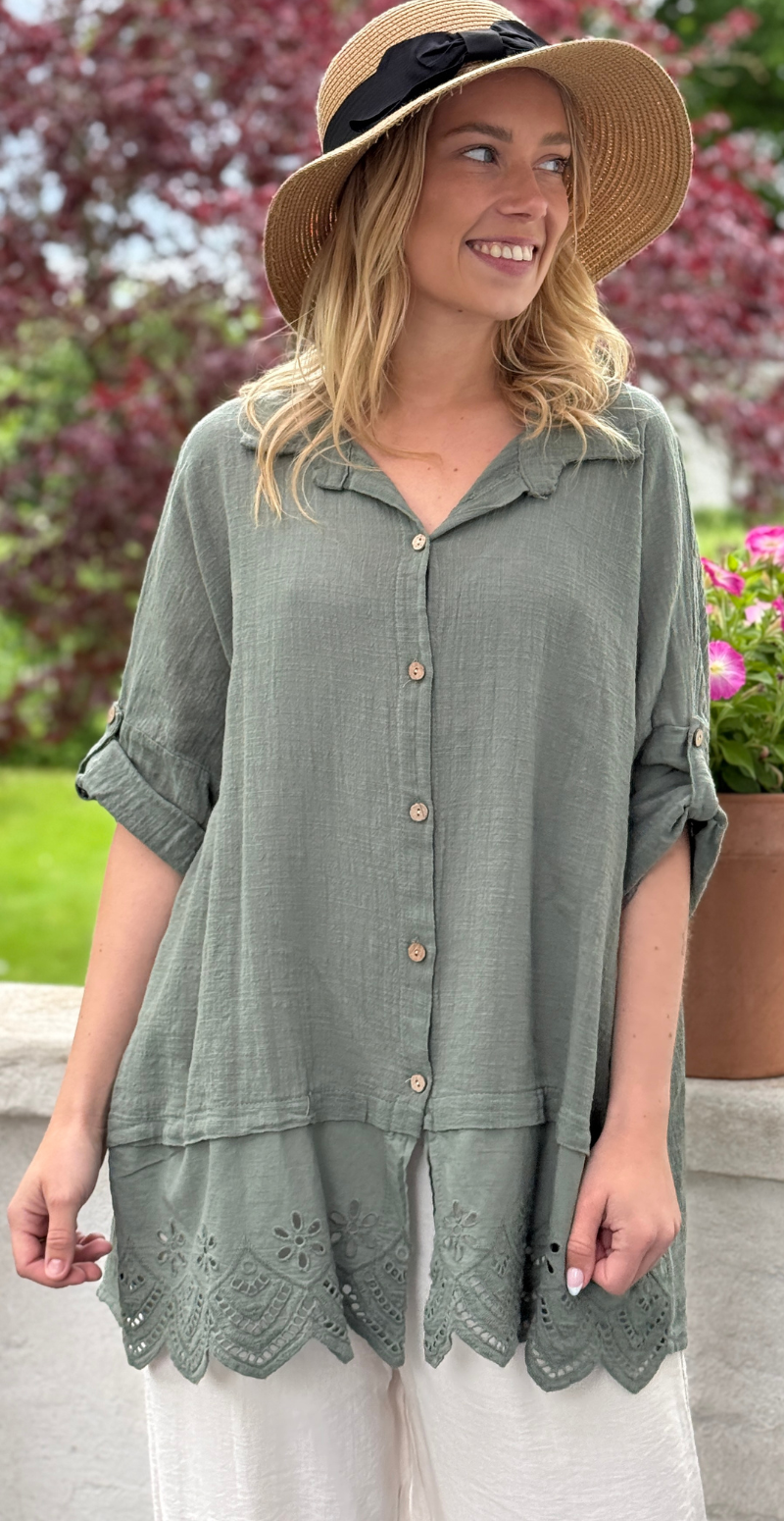 Oda skjortebluse med broderi anglaise khaki LikeLondon