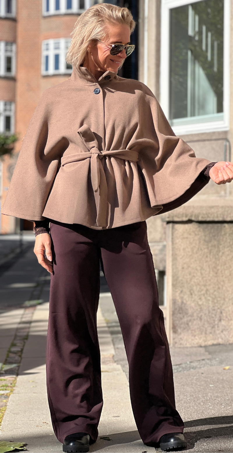 Antonella poncho med bindebånd camel LikeLondon