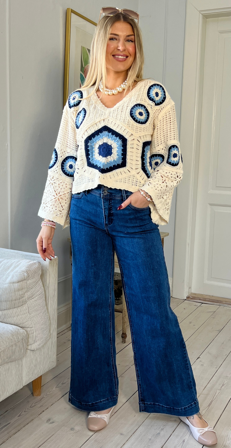 Colette kort bluse med hæklet mønster og vidde ved ærmer creme/blå LikeLondon