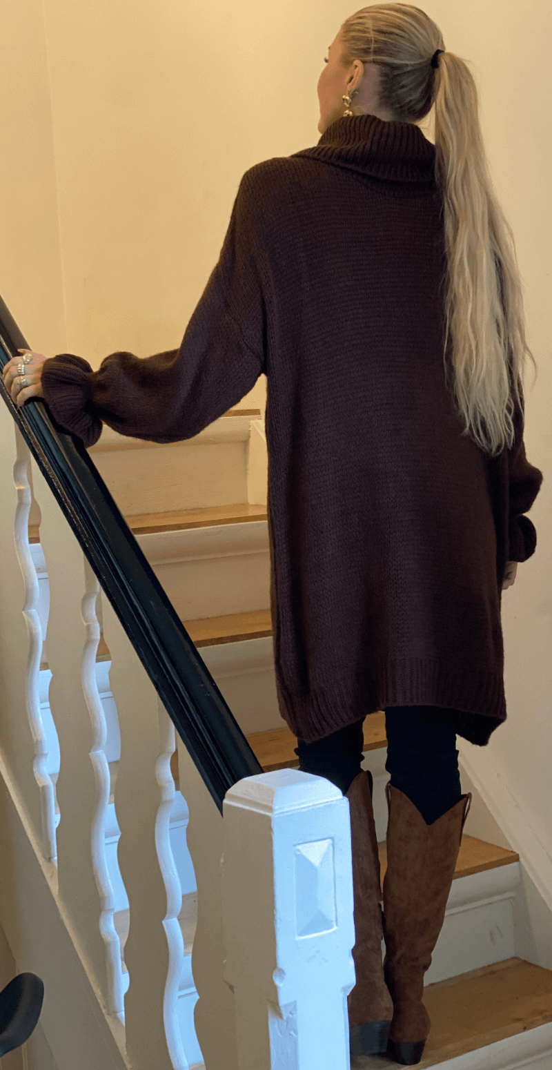 Helga strik lang med flæseærmer og rullekrave brun LikeLondon