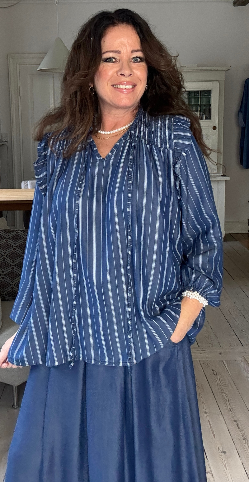 Elma denim bluse med flæsekant dark jeans m. striber LikeLondon