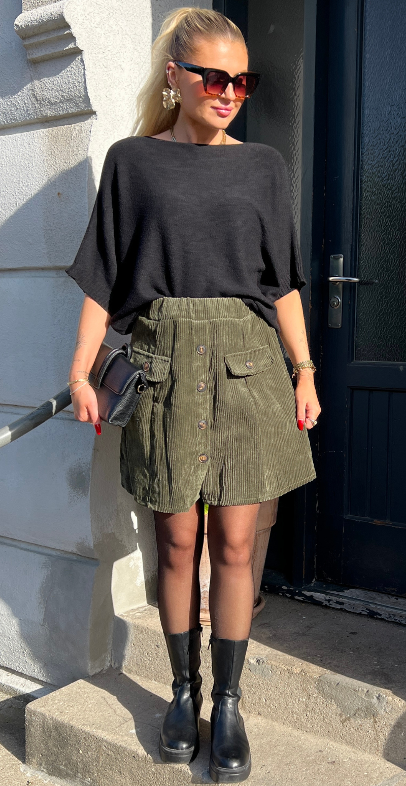Forudbestil uge 35 Maddie fløjlsnederdel med knapper military LikeLondon