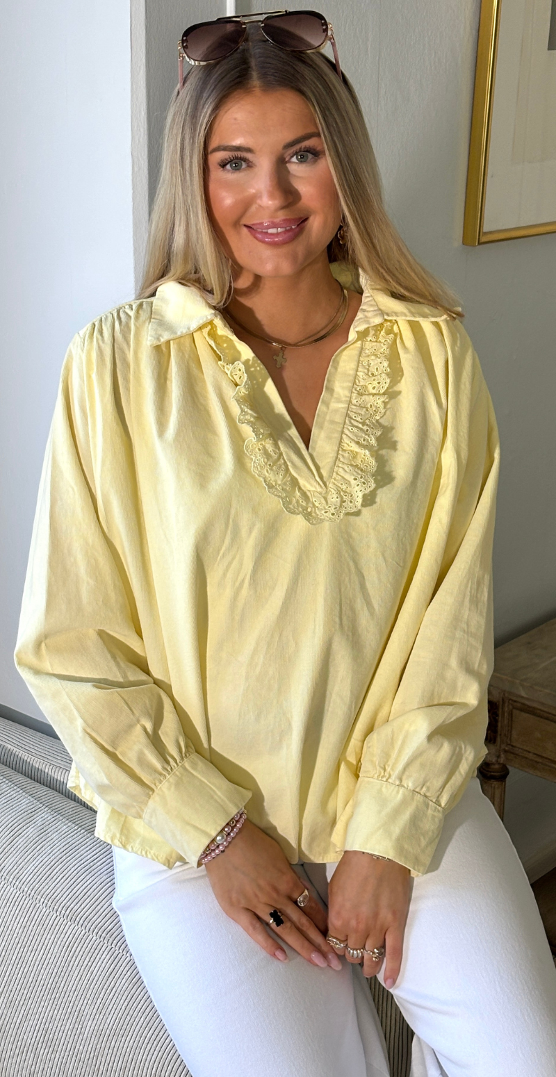 Forudbestil uge 8 Otella fløjlsbluse med v-hals og flæsekant gul LikeLondon